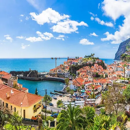By Hr Madeira *